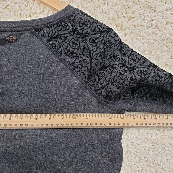 𝅺calia Carrie Underwood women US Small grey caviar black raglan top Limited Ed - Picture 8 of 11